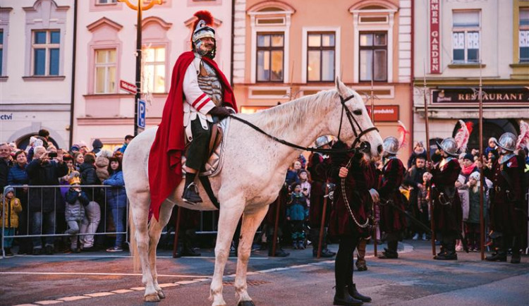 Martin se na svém oři opět přiřítí pod hradeckou Bílou věž