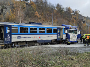 Na Novojičínsku se vlak srazil s kamionem. Při nehodě byly zraněny čtyři ženy, provoz stál