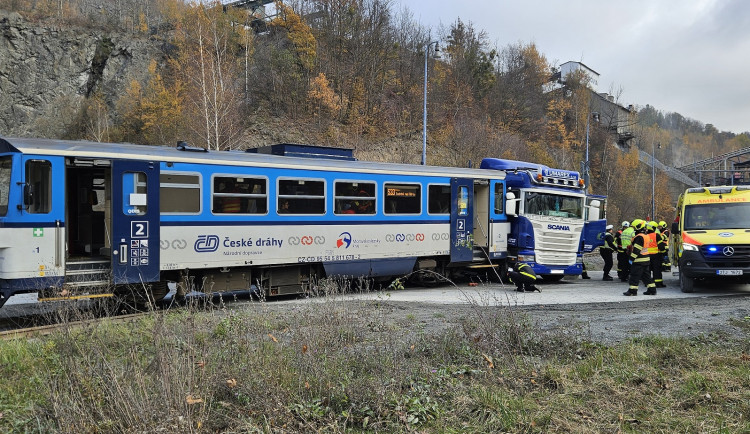 Na Novojičínsku se vlak srazil s kamionem. Při nehodě se zranili čtyři lidé, provoz stojí