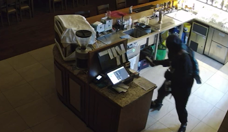 VIDEO: Maskovaný recidivista v noci vykrádal restaurace a hotely na Jesenicku. Kriminalisté ho dostihli