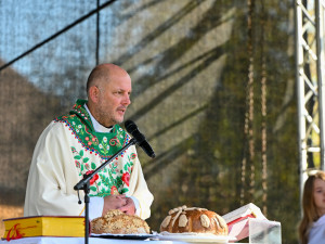 (NE)OBYČEJNÍ: Darius Sputo. Kněz, horolezec, pedagog i tramvajový kavárník