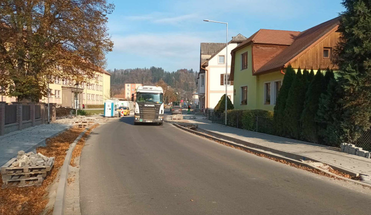 FOTOGALERIE: Hanušovice vydechnou. Po opravách se otevírá průtah městem, hlavní spojnice do Jeseníků