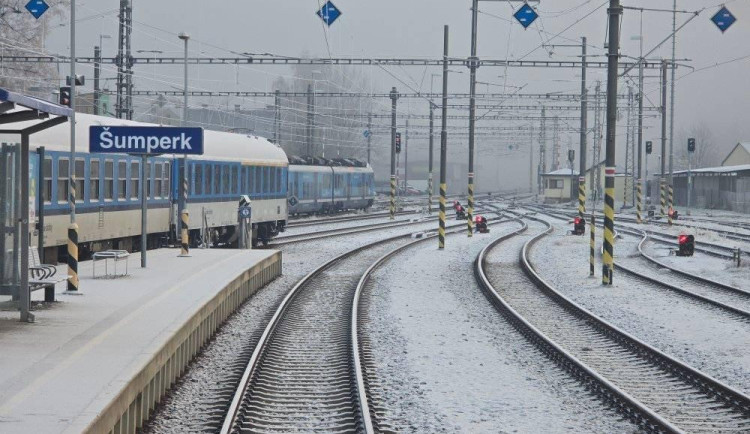 Bílá pokrývka už v listopadu. V Šumperku dnes ráno patrně průmyslově sněžilo