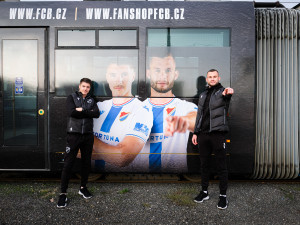 Tramvaj jako reklama na fotbal. Dopravní prostředek v barvách Baníku brázdí moravskoslezskou metropoli
