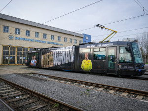 Tramvaj jako reklama na fotbal. Dopravní prostředek v barvách Baníku křižuje moravskoslezskou metropoli
