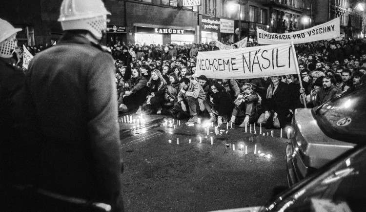 V Liberci bude od pátku vystavovat ikona české reportážní fotografie Jan Šibík, představí fotky ze sametové revoluce