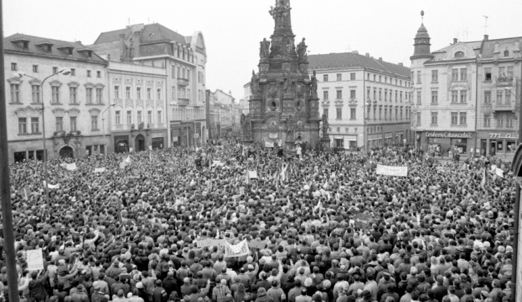 Sametová revoluce v Olomouci. Červený kostel hostí výstavu unikátních fotografií Jiřího Fraita