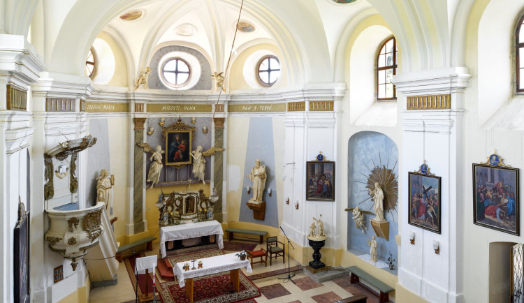 V Rudě na Bruntálsku se za 16 milionů korun opravuje interiér kostela.