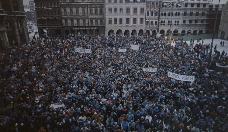 LISTOPAD 1989: Třicet pět let od sametové revoluce. V Liberci začala o den později