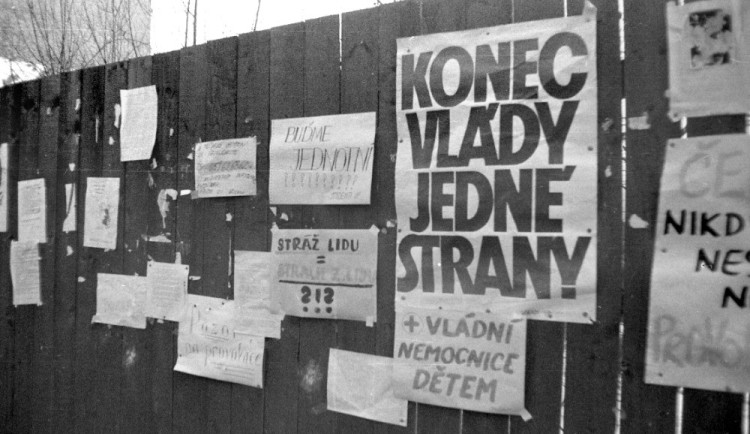 Oslavy Sametové revoluce v kraji, uběhlo již 35 let. Olomouc chystá lampionový průvod i ohňostroj