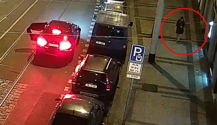 VIDEO: Žena v zeleném kabátě byla svědkyní zločinu, policie po ní pátrá