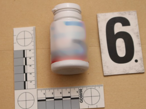 Mladý muž zemřel na intoxikaci léky vedenými jako omamná látka. Policie zadržela dealera