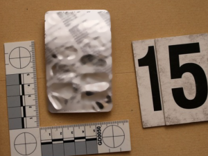 Mladý muž zemřel na intoxikaci léky vedenými jako omamná látka. Policie zadržela dealera