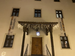 FOTO: Brněnský hrad Špilberk rozzářily statisíce světel. Odkazují na dávné legendy, nechybí ani světelný drak