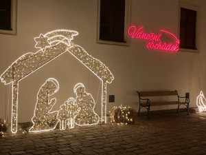 FOTO: Brněnský hrad Špilberk rozzářily statisíce světel. Odkazují na dávné legendy, nechybí ani světelný drak