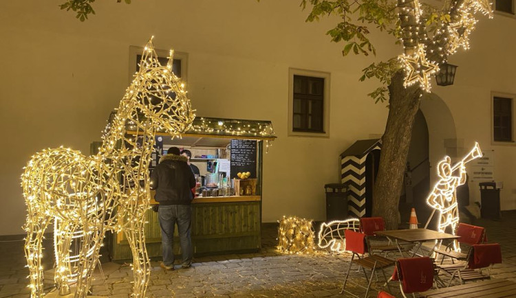 FOTO: Brněnský hrad Špilberk rozzářily statisíce světel. Odkazují na dávné legendy, nechybí ani světelný drak
