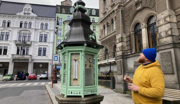 Památkově chráněná meteobudka se po renovaci vrátila za budovu liberecké radnice