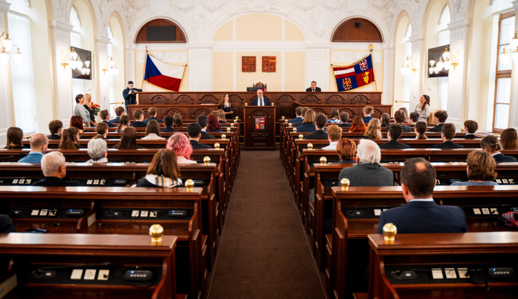 Nadaní jihomoravští studenti získali finanční podporu kraje. Stipendium poputuje k více než třiceti mladým lidem