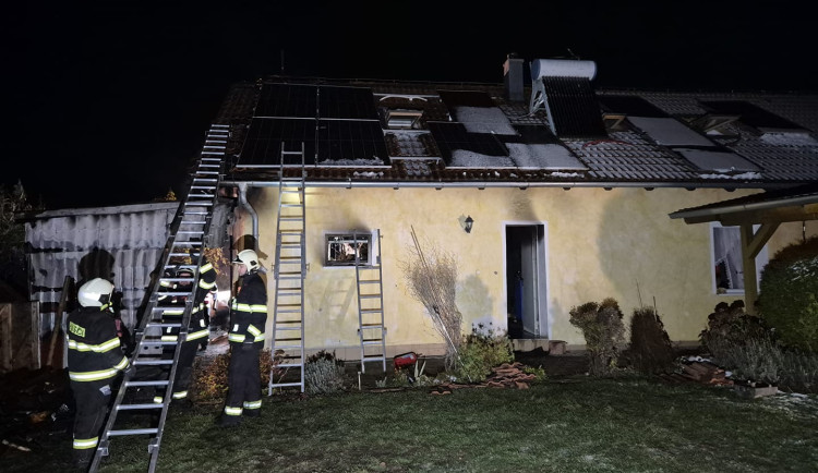 VIDEO: Hasiči bojovali s rozsáhlým požárem garáže a části rodinného domu, škoda překročí milion korun