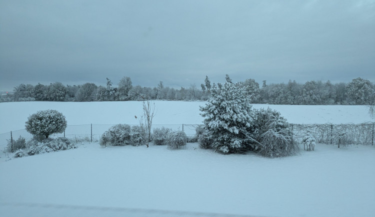 Moravskoslezský kraj v noci přikryl sníh. Řidiči musí jezdit opatrně, napadlo hned osm centimetrů