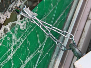 Nevídaný hyenismus. Zloděj vykradl kasičku pro nevidomé