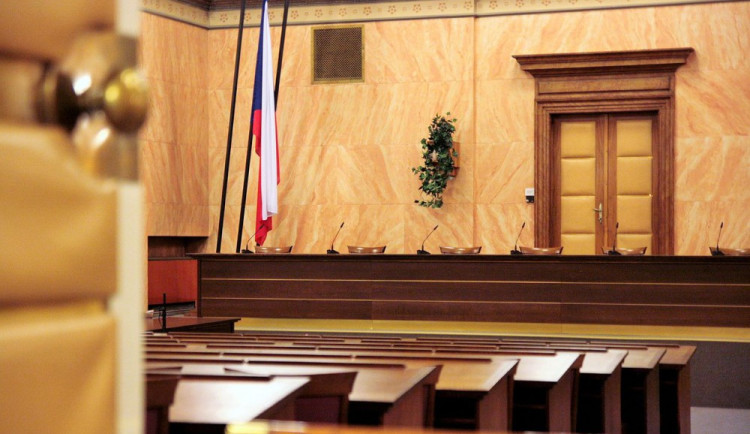 1000x1000-1461142220-1280px-ustavni-soud-brno-jostova-4406-snemovna