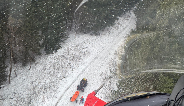 Záchranářský vrtulník zasahoval u zraněné turistky v Beskydech.