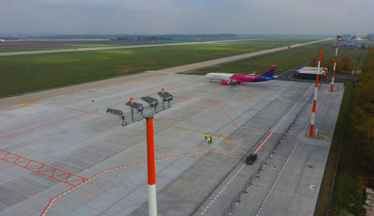 Jako polovina fotbalového hřiště. Letiště v Mošnově má novou odbavovací plochu.