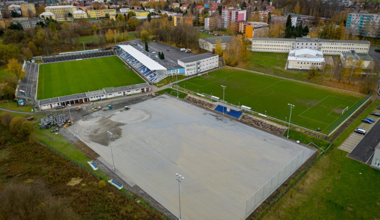 Multifunkční hřiště v areálu Stovky dostane nový povrch. Město uspíšilo rekonstrukci.