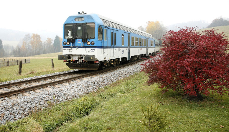 Na železniční trať mezi Bruntálem a Krnovem poničenou povodní se vrátí vlaky.