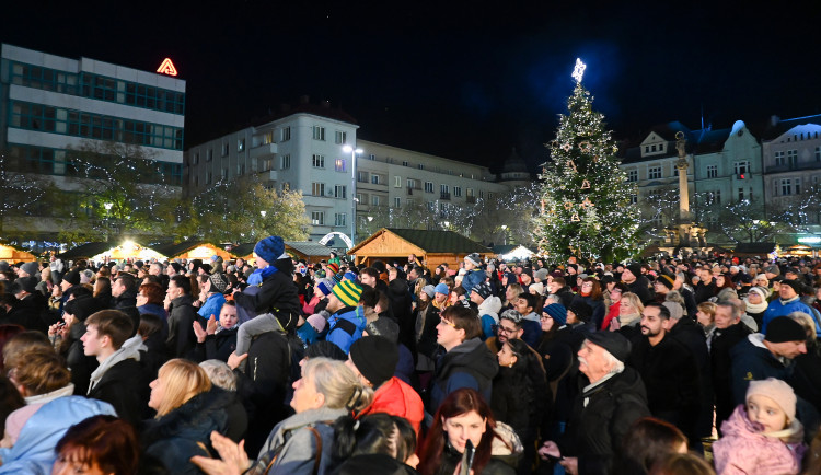 FOTO, VIDEO: Na Masarykově náměstí září strom. Ostravské Vánoce vypukly naplno