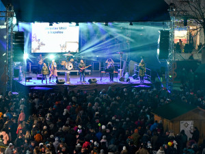 Na Masarykově náměstí září strom. Ostravské Vánoce vypukly naplno.