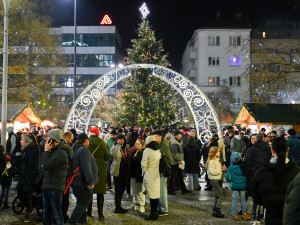 Na Masarykově náměstí září strom. Ostravské Vánoce vypukly naplno.