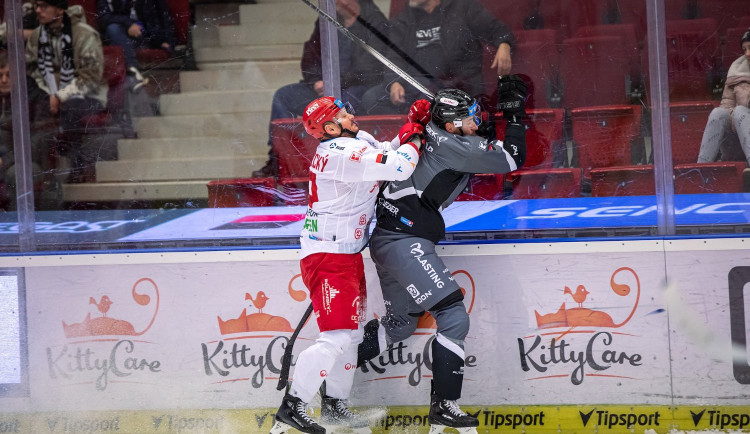 Třinec slaví první výhru venku, vyhrál 3:2 v prodloužení v Karlových Varech.