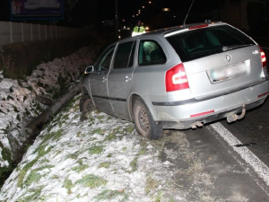 Měl chuť se projet. Mladík z Opavy se posilnil drogami, ukradl auto a bez řidičáku s ním najel do příkopu