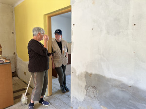 Lidé postižení povodní stále vysouší, problémy dělají dřevokazné houby a plísně. Člověk v tísni zatím obětem velké vody vyplatil téměř 170 milionů