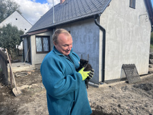 Lidé postižení povodní stále vysouší, problémy dělají dřevokazné houby a plísně. Člověk v tísni zatím obětem velké vody vyplatil téměř 170 milionů