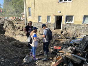 Lidé postižení povodní stále vysouší, problémy dělají dřevokazné houby a plísně. Člověk v tísni zatím obětem velké vody vyplatil téměř 170 milionů