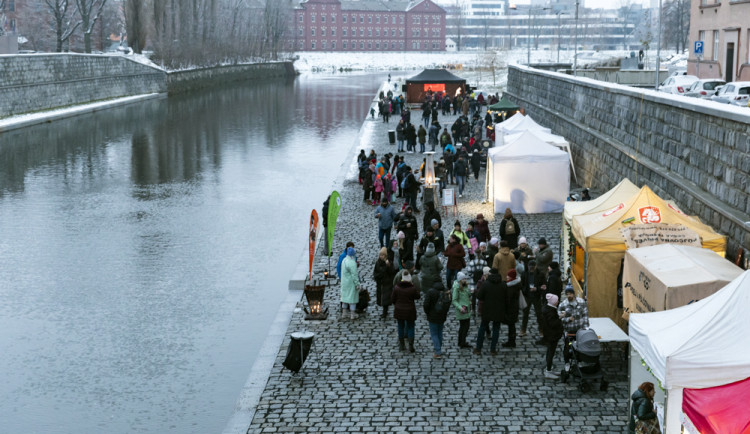 Ohnivá show či rej krampusáků. Začínají vánoční trhy na olomoucké náplavce