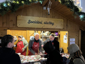 Polévka jako první krok k navázání důvěry. Dobrovolníci obdarují ostravské bezdomovce teplým vánočním jídlem