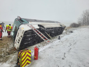 Řidič autobusu nezvládl sněžení na Bruntálsku, sjel do příkopu. Při nehodě se zranilo jedenáct pasažérů