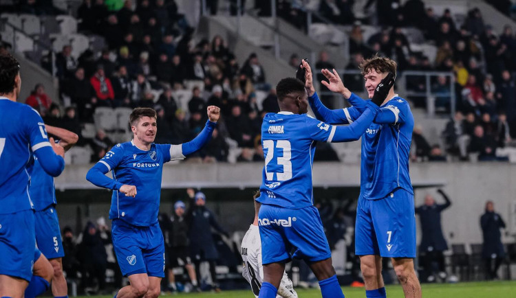 Fotbalisté Baníku využili přesilovku a v Hradci gólem v závěru zvítězili 1:0