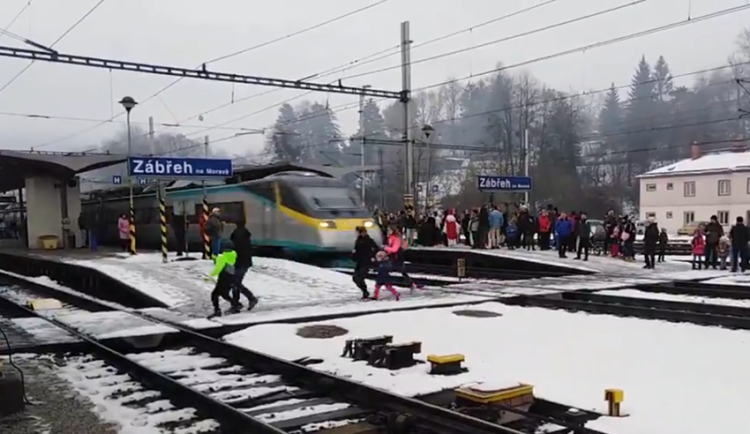 VIDEO: Extrémní hazard na nádraží v Zábřehu vyšetřuje policie. Skupinku s dětmi málem smetlo Pendolino