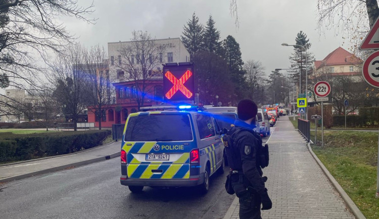 Bomba v Kopřivnici? Policisté z okolí evakuovali přes šedesát lidí, výbušnina se ale v podezřelé krabici neukrývala