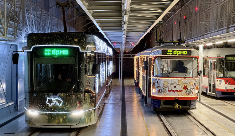 VIDEO: V anketě o nejhezčí vánoční tramvaj usiluje o hlasy i Olomouc. Loni získaly soupravy z Hané bronz
