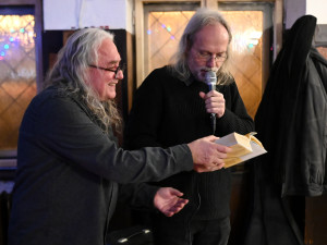 FOTO: 1012 stran poezie a zpráv o pivu. Sborník Šnyt vznikal sedm let