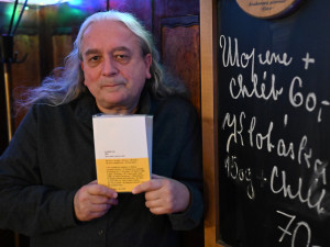 FOTO: 1012 stran poezie a zpráv o pivu. Sborník Šnyt vznikal sedm let