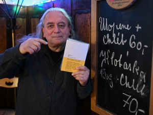 FOTO: 1012 stran poezie a zpráv o pivu. Sborník Šnyt vznikal sedm let