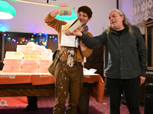 FOTO: 1012 stran poezie a zpráv o pivu. Sborník Šnyt vznikal sedm let