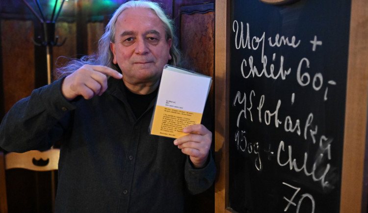 FOTO: 1012 stran poezie a zpráv o pivu. Sborník Šnyt vznikal sedm let